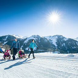 Eine Familie beim Rodeln in Obertauern
