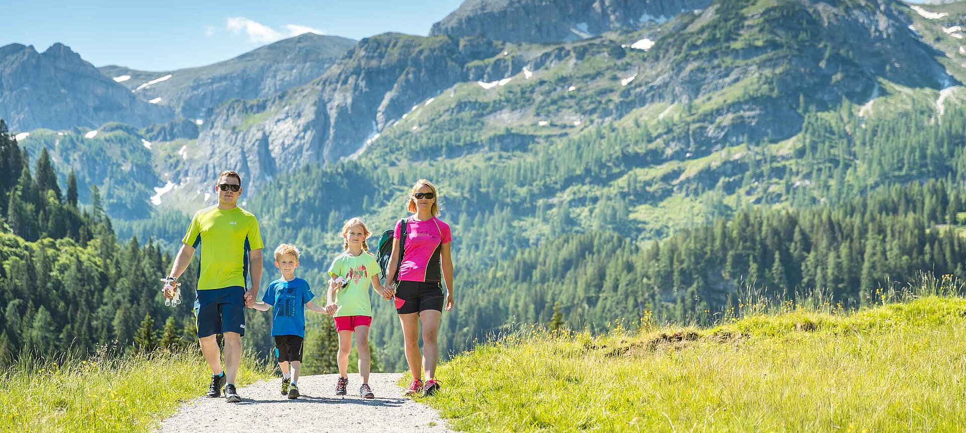 Alles Alm Panoram Familie auf der Gnadenalm