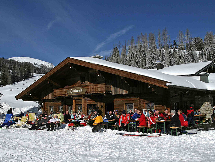 Die Gnadenalm in winterlicher Landschaft