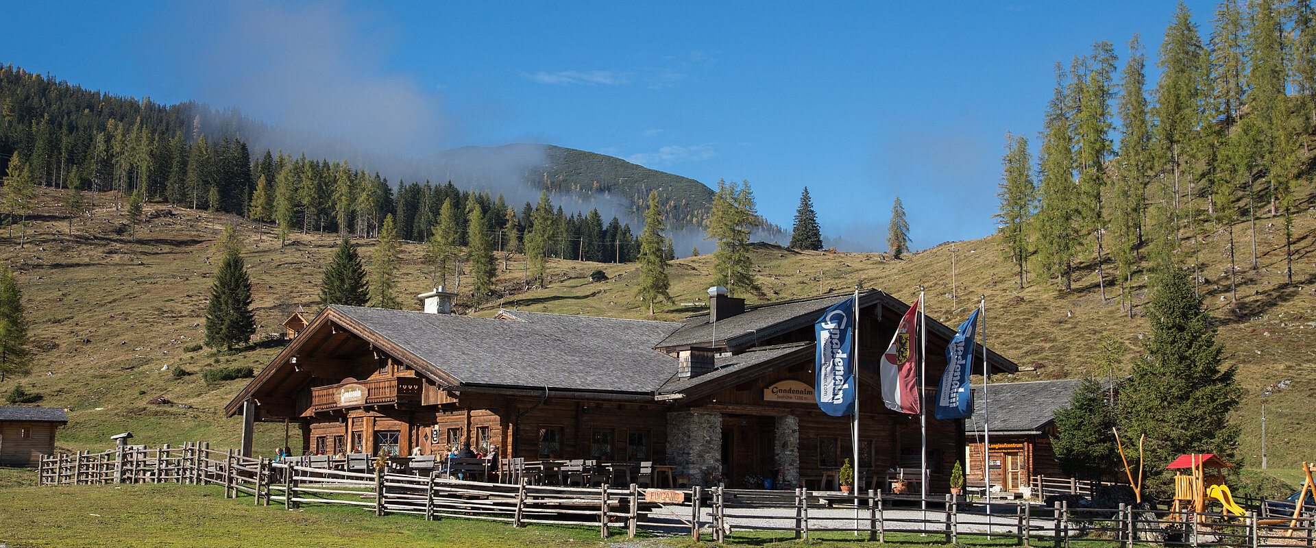 Sommeransicht der Gnadenalm vor einer Bergkulisse in Obertauern