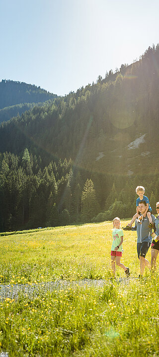 Eine Familie auf dem Erlebniswanderweg Alles Alm