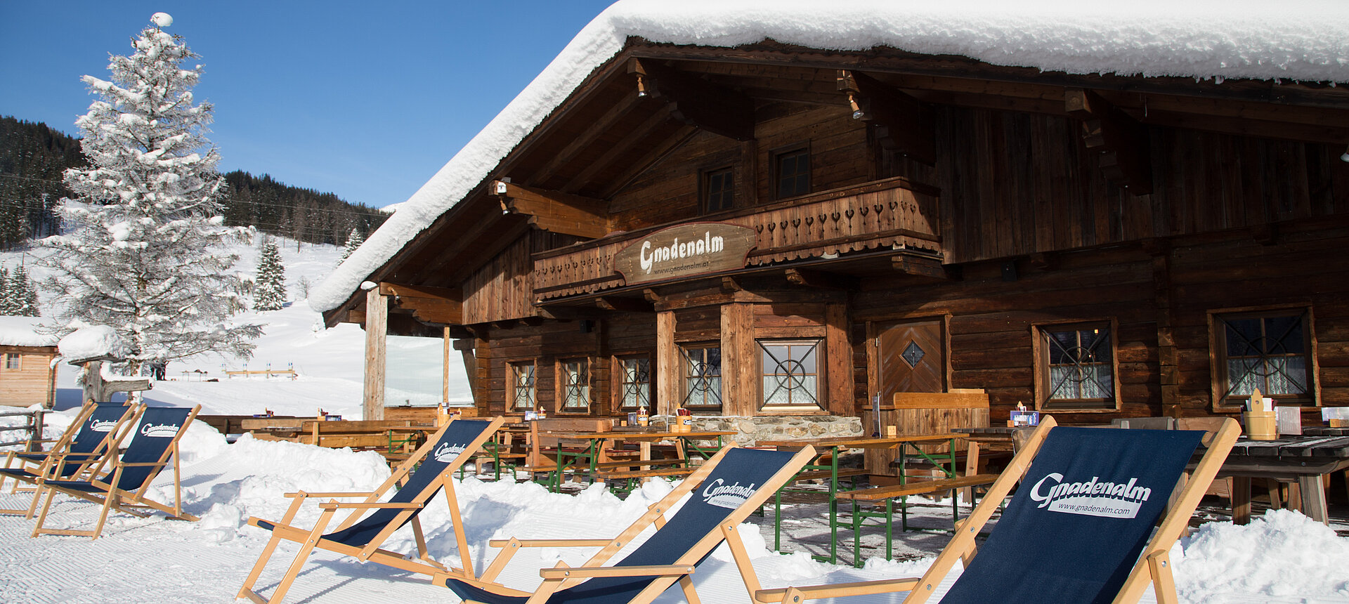 Gnadenalm mit gemütlichen Liegen an einem sonnigen Wintertag