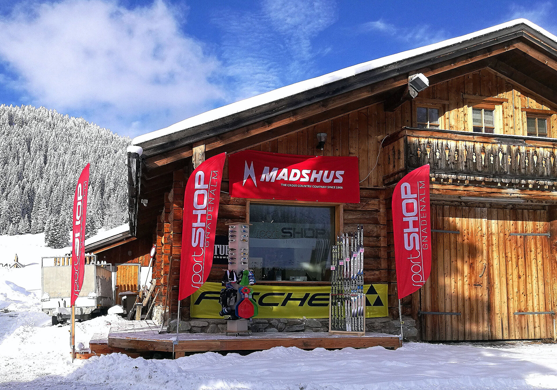 Skiauswahl im Sportshop von der Gnadenalm