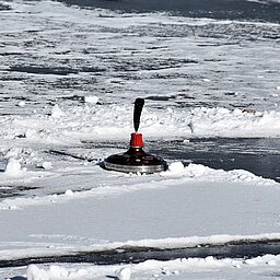 Eisstock auf einer verschneiten Eisfläche
