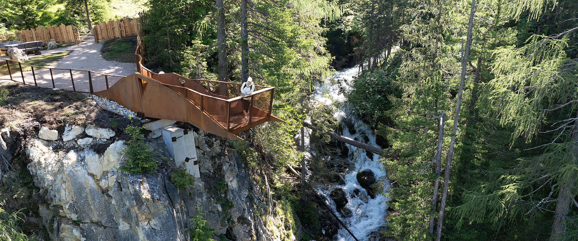 Eine Frau auf der Aussichtsplattform über dem Johanneswasserfall