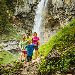 AllesAlm Eine Familie vor dem Johanneswasserfall