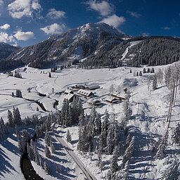 Die Gnadenalm in winterlicher Landschaft