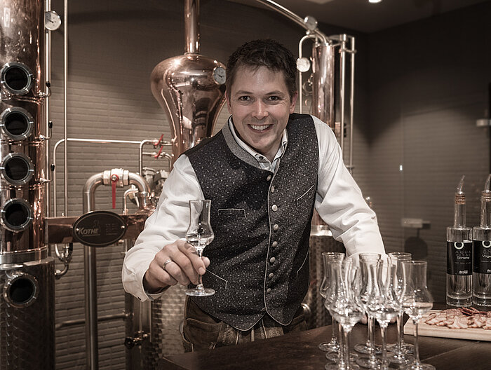 Harald Habersatter in der Hauseigenen Schaubrennerei am Lürzerhof