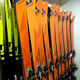 Skiauswahl im Sportshop von der Gnadenalm