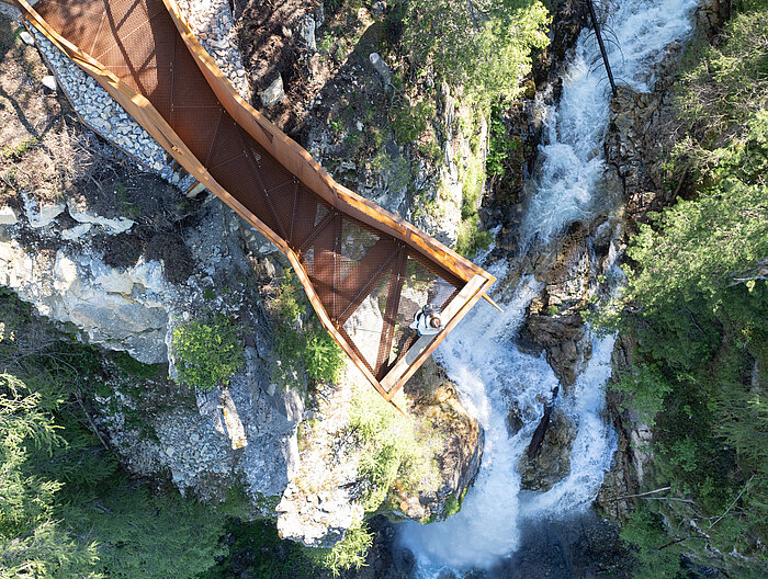 Eine Frau auf der Aussichtsplattform über dem Johanneswasserfall
