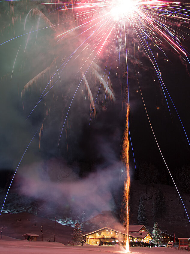 Feuerwerk in der Nacht vor der Gnadenalm