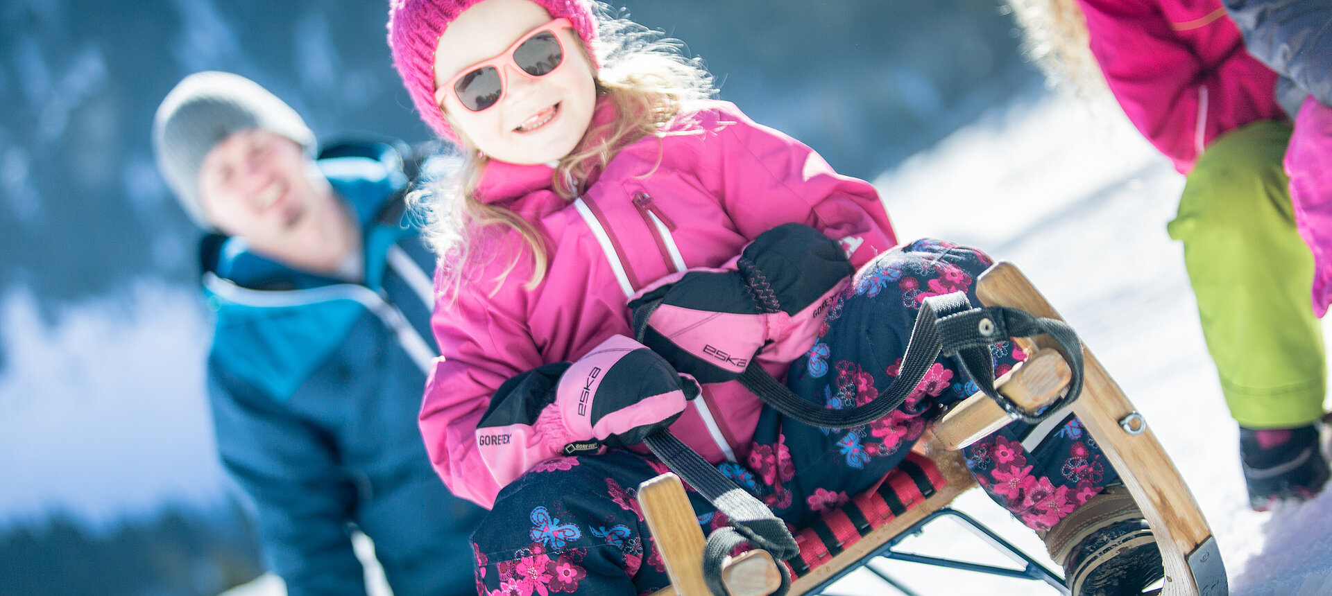 TVB_Shoot2 Eine Familie beim Rodeln in Obertauern