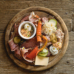 frische und köstliche Brettljause auf der Gnadenalm