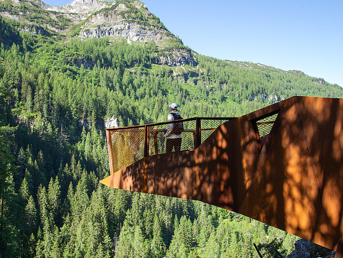 Eine Frau auf der Aussichtsplattform über dem Johanneswasserfall
