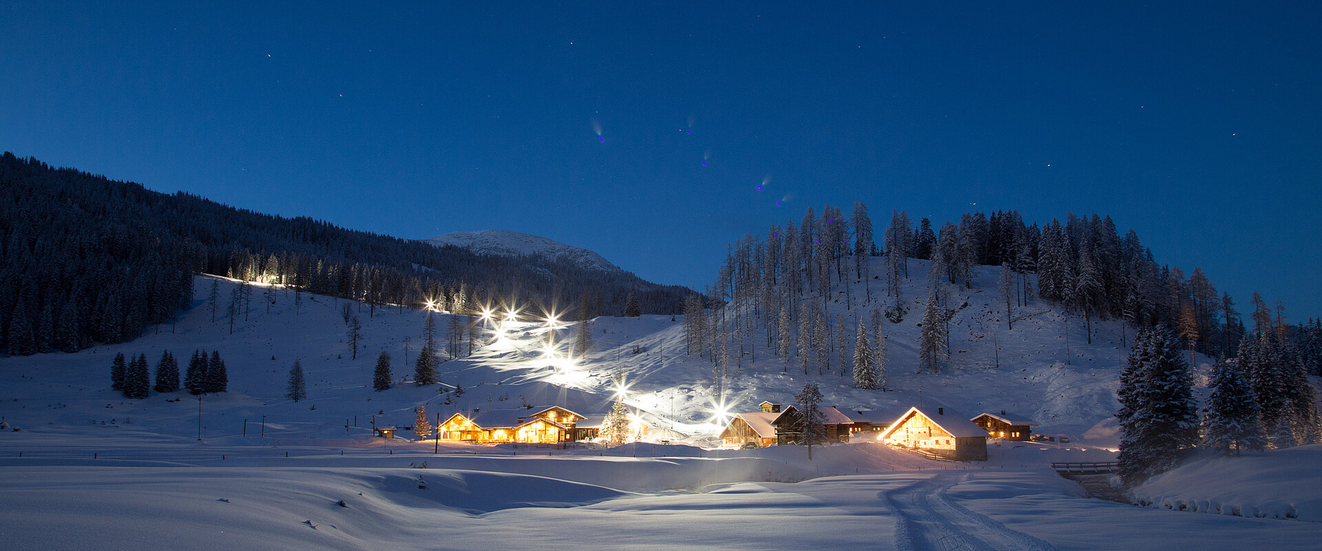 Die beschneite Gnadenalm in der Nacht